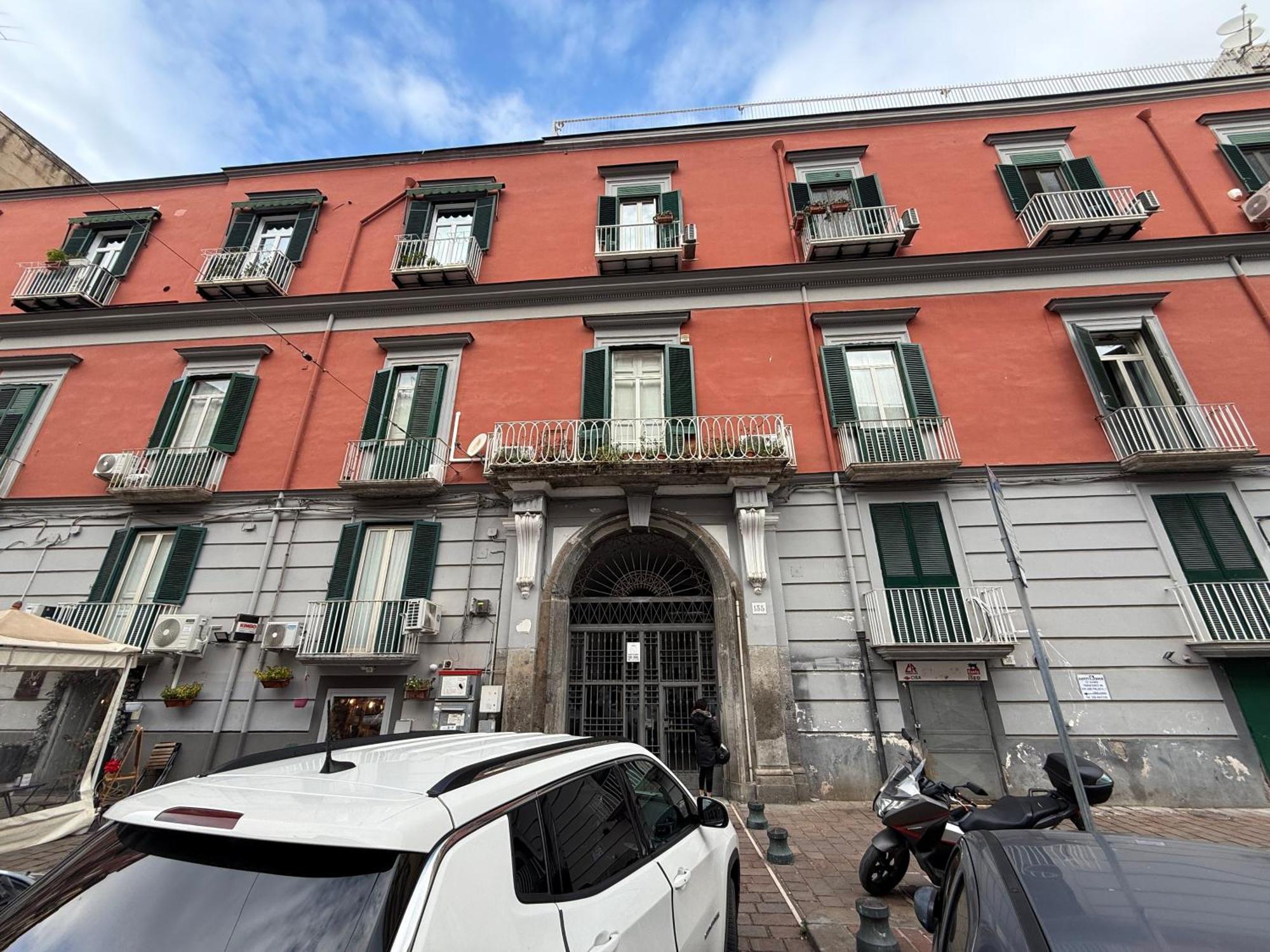 Resta Cu Mme A Chiaia Naples