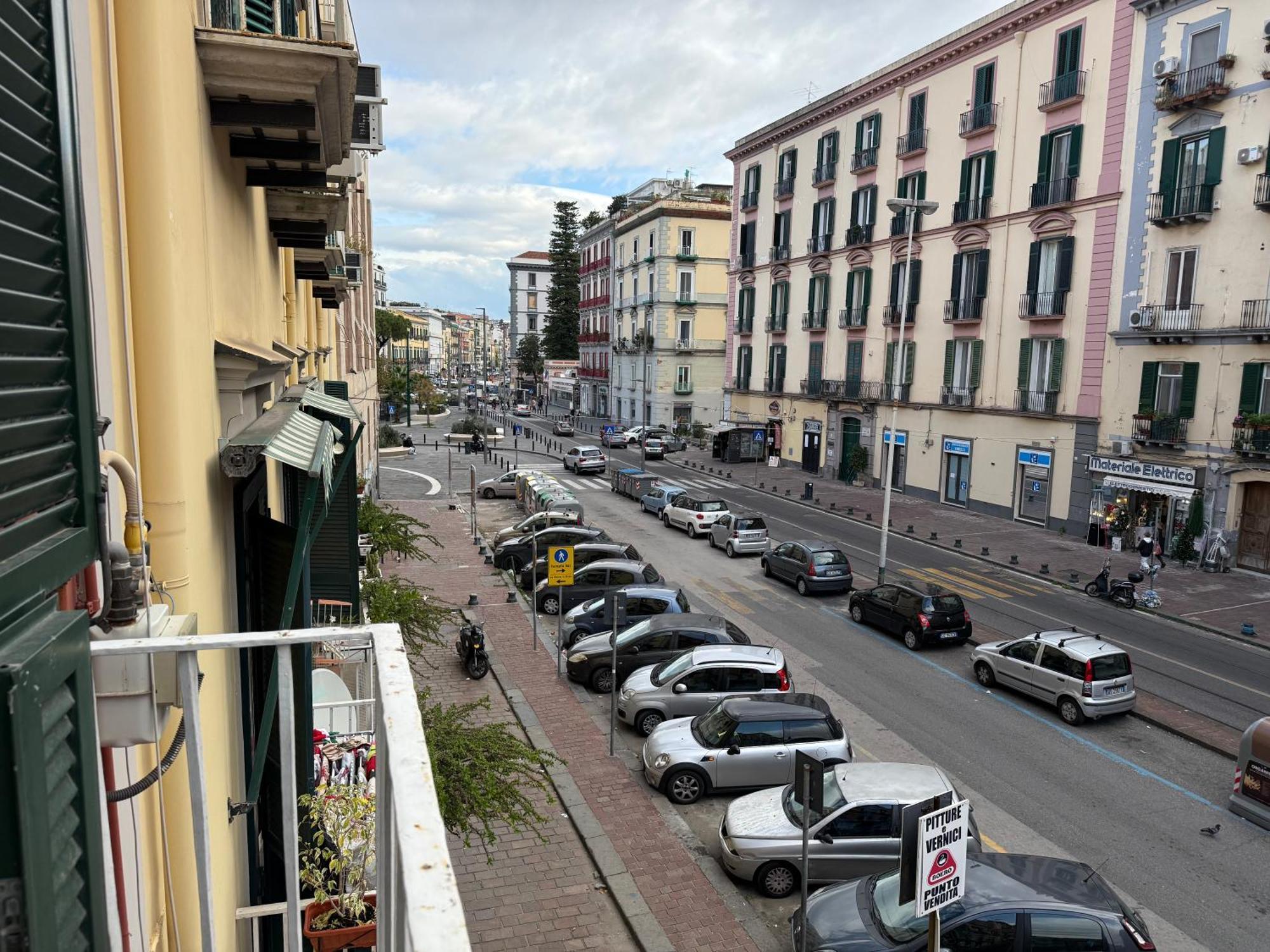 Resta Cu Mme A Chiaia Aparthotel