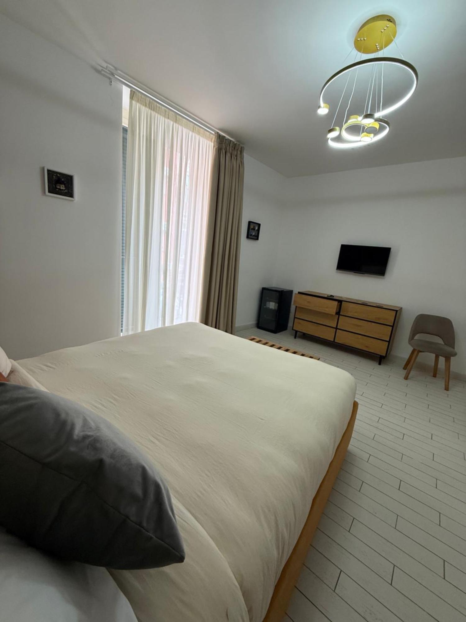 Resta Cu Mme A Chiaia Aparthotel