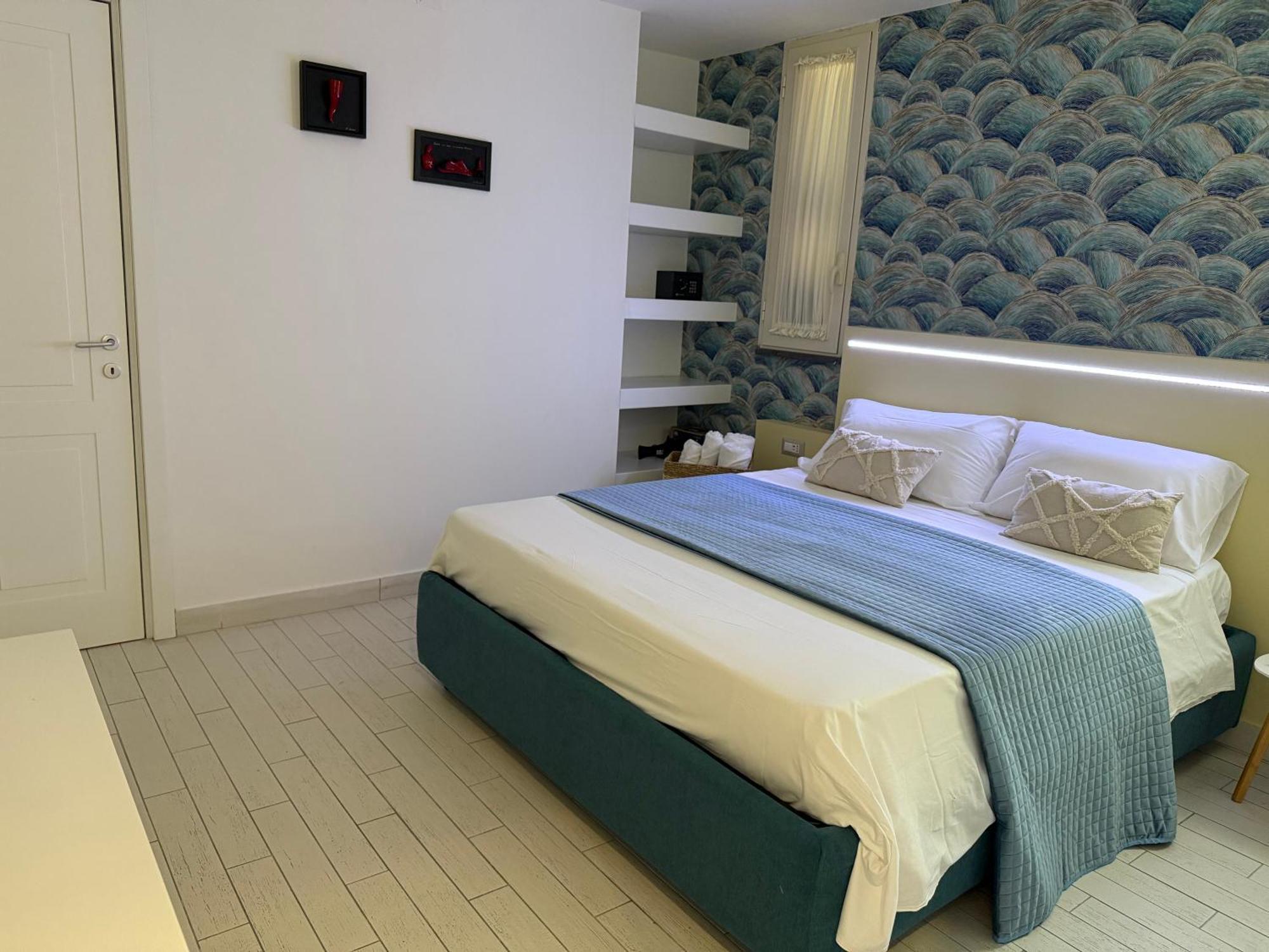 Resta Cu Mme A Chiaia Aparthotel